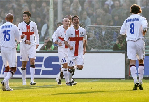 球迷举横幅感谢队长（球迷打出横幅致谢队长）