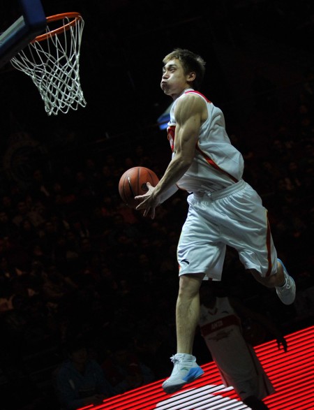 NBA新秀观察：状元秀首战亮眼,（NBA新秀直击：状元首秀闪耀）