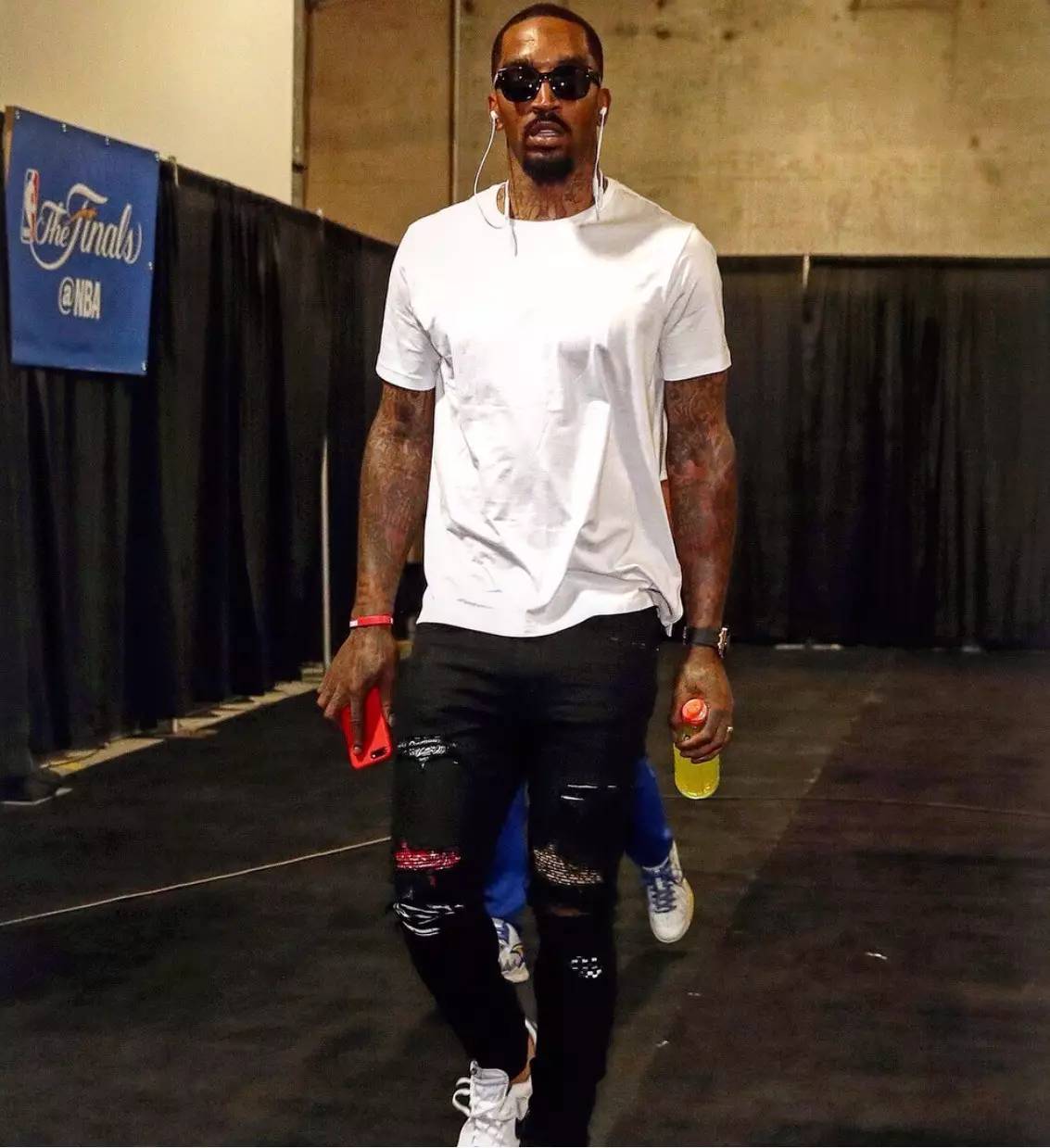 成都球迷怒喷自家球员：球迷和谁有仇你们就输谁，我们要不要脸？（成都球迷怒斥本队球员：遇到仇家就输？颜面何在？）