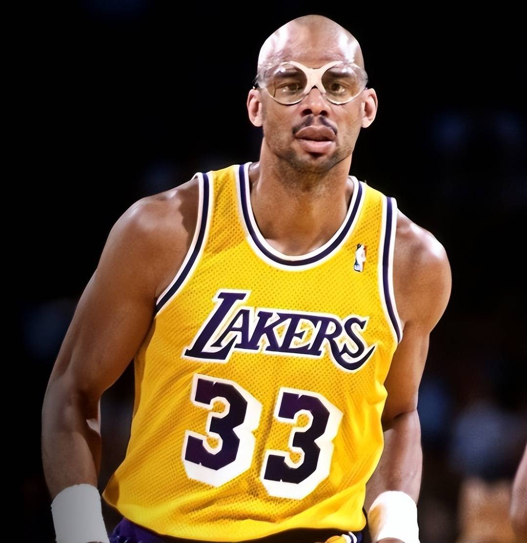 24岁巴西新神锋15轮11球！他竟从工地踢到英超，正与哈兰德争金靴（24岁巴西锋霸15场11球：从工地逆袭英超，如今与哈兰德竞逐金靴）