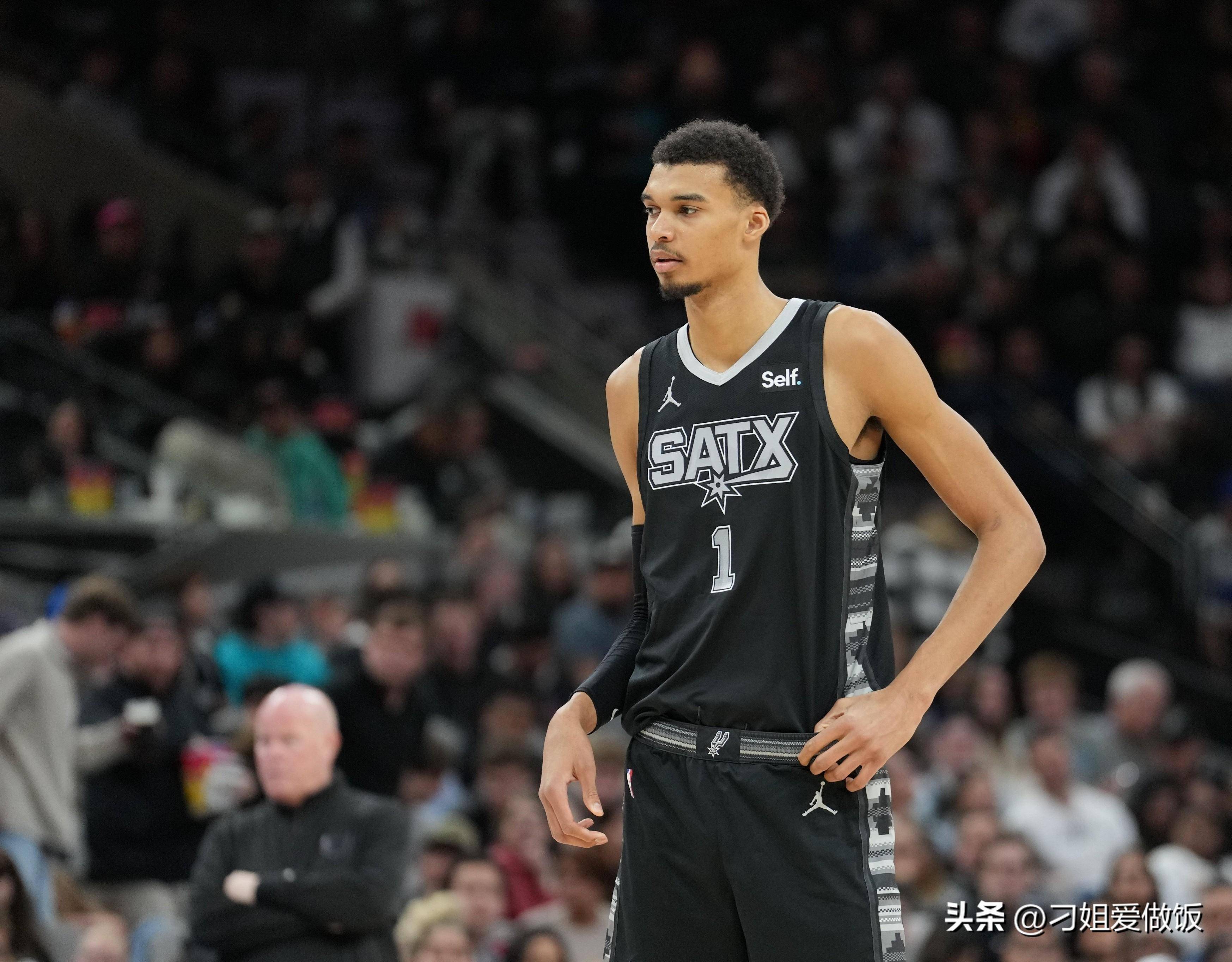 欧联2-1，54岁埃梅里率队2连胜，26岁荷兰悍将梅开二度（欧联2-1！54岁埃梅里率队豪取两连胜，26岁荷兰悍将独中两元）