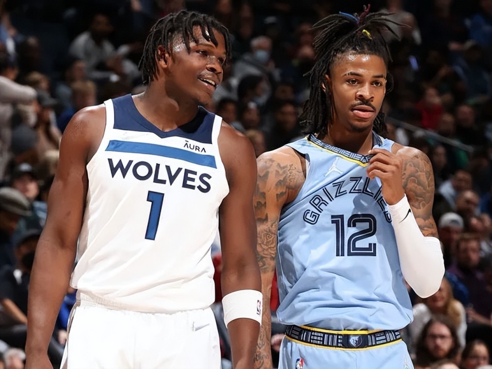 皇家马德里有意出人意料地任命阿隆索为新任主教练，而伯纳乌球员则被指控“扰乱秩序”。（皇马拟爆冷启用阿隆索挂帅，伯纳乌球员被指“闹事”）