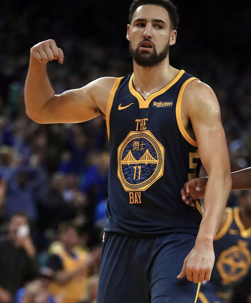 格纳布里：凯恩在防守中表现出色，进球归功于球队定位球教练（格纳布里称赞凯恩防守出色：进球功劳属于球队的定位球教练）