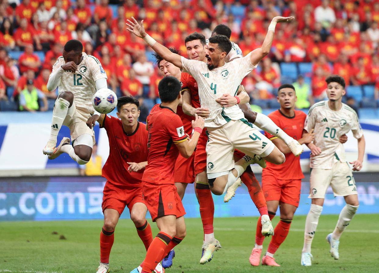 齐达内现身看台观战二儿子卢卡代表阿尔及利亚的非洲杯首秀（齐达内到场观战，见证次子卢卡代表阿尔及利亚完成非洲杯首秀）