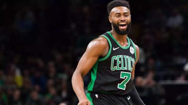 阿图什杯球员进球后跑上看台给母亲献花，后两黄变一红被罚下（阿图什杯球员破门后上看台为母献花，随后两黄变红被罚出场）