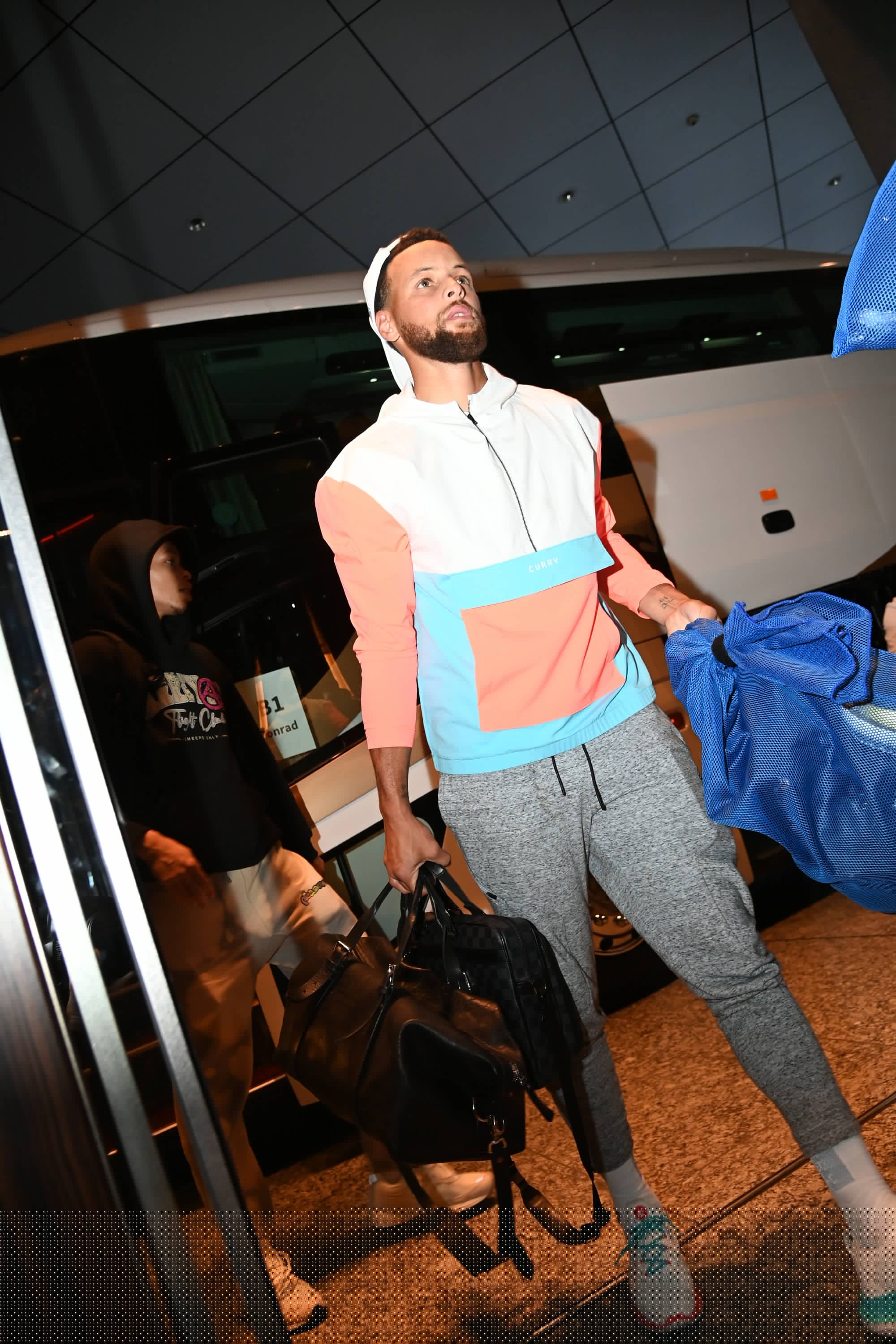 骄傲容易滋生狭隘，亚冠是为国出战，所以这个时候中超俱乐部注意配合（谨防自满走向狭隘，亚冠为国而战，中超俱乐部当同心协力）