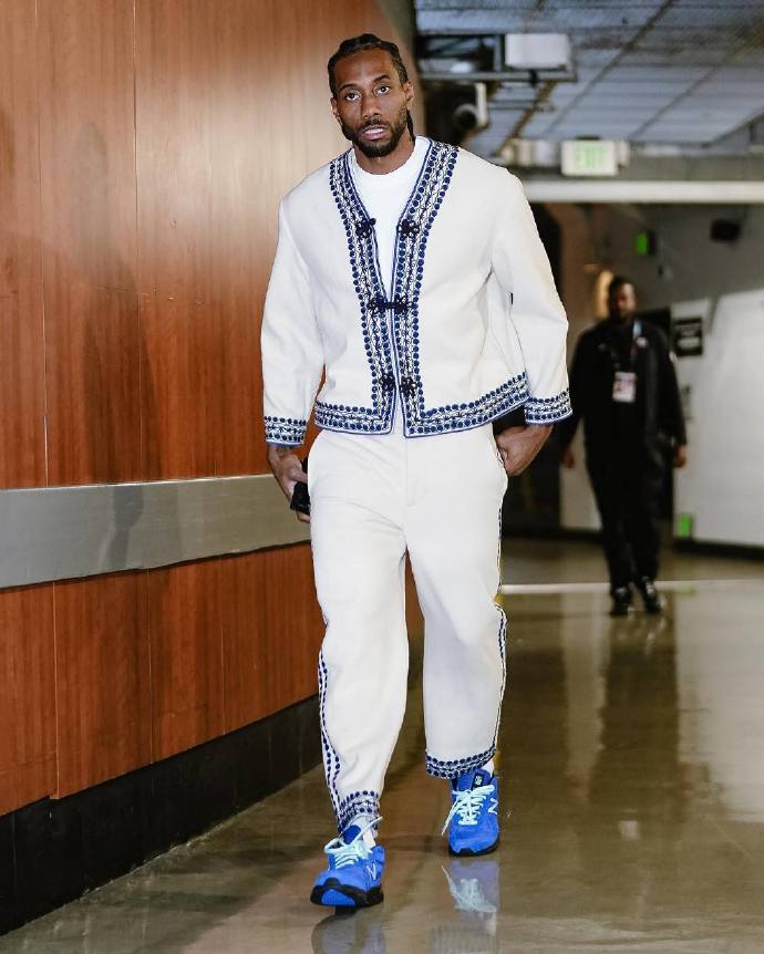 足球欧洲豪门爆发争吵，队内矛盾浮出水面（欧洲足坛豪门更衣室冲突升级，内部矛盾浮现）