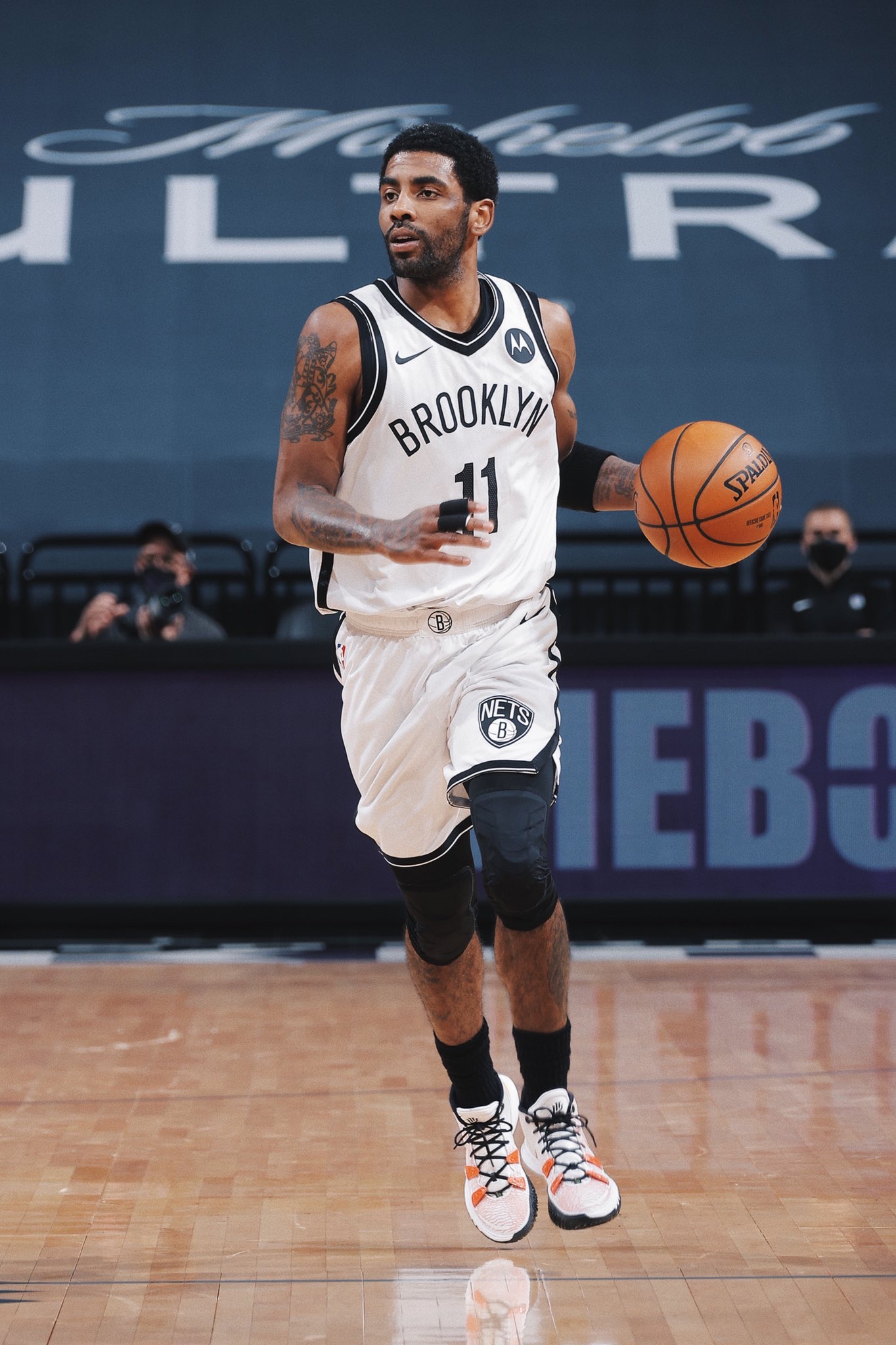 梅努哥哥身穿“放梅努离队”T恤现身球场，对阿莫林表示抗议（梅努兄长穿“让梅努走”字样T恤亮相球场，矛头直指阿莫林）