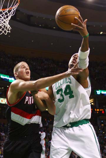 利物浦1-4负埃因霍温琼斯赛后爆发：我们不能再只是传来传去！（利物浦1比4负于埃因霍温，琼斯赛后怒言：别再只会倒脚了！）