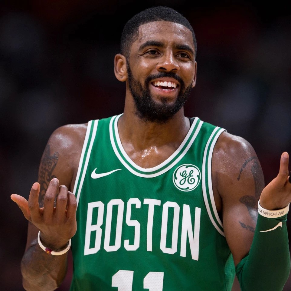 曼联官方：姆伯莫将在对阵埃弗顿的比赛中上演首秀（曼联官宣：姆伯莫战埃弗顿迎来首秀）