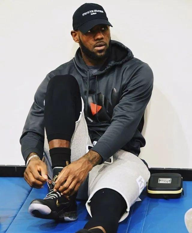 皮克：从纸面上看，法国是明年世界杯上最好的球队（皮克：论纸面实力，法国堪称明年世界杯最强队）