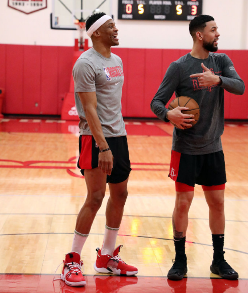 年终大战决赛实时赛况：姆巴佩暂领先C罗248票，火拼持续中（年终终极对决直播：姆巴佩暂以248票优势领先C罗，激战正酣）